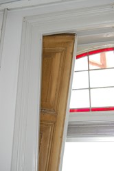 <p>Detail van één van de schuifblinden, met oudere kleurafwerking, in het vertrek linksvoor op de begane grond. </p>
